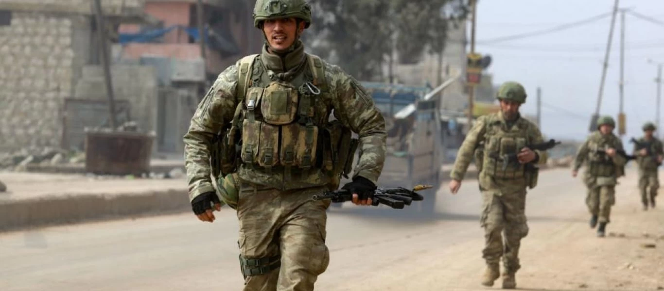 Σαν να ήταν σε διαδήλωση: Τούρκοι ξεπροβοδίζουν τους νεοσύλλεκτους παρά την απαγόρευση λόγω κορωνοϊού (βίντεο)